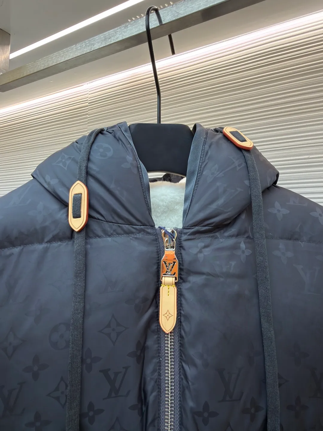 LOUIS VUITTON Presbyopia fleece lining cotton jacket ●Original version: Purchased and developed for 36500 ●Item number: 1680784-E10 ●Fabric: nylon fabric ●Technology: yarn-dyed jacquard production ●Version: fitted version ●Weight: about 1470 grams ●Size: 46-48-50-52 ●Description: The fabric is made of 75D nylon yarn-dyed jacquard fabric. We purchased a Y-version scanned pattern arrangement cycle to make a yarn-dyed pan head, and ordered weaving and dyeing of bulk fabrics. The bottom surface was painted to increase the feel of the fabric. The front panel + pocket double reduction pattern was cut by hand, and the back panel was centered to position the pattern. The inner lining is made of polyester lambswool fabric, and the inner liner is made of 32 0T anti-velvet gallbladder, machine-filled graphene fluffy cloud velvet material, infrared heat storage function, warmth retention ability comparable to down. The epaulettes, anti-slip buckles, and puller pendants are all made of real cowhide with three sets of embossing molds. The inside of the leather tag is filled with silicone material to create a three-dimensional letter effect. The overall wiring is straight and delicate, the fabric is comfortable and soft, and the color is consistent without color difference. It can be matched with the same style to create a fashionable look, and can be used in various occasions. Customized accessories, complete with three standards, same style for men and women!